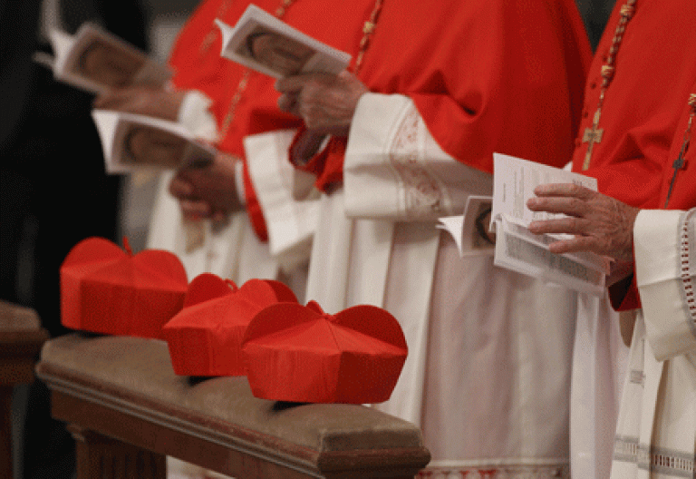 birretes de cardenales miembros del colegio cardenalicio