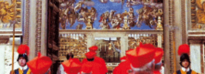 grupo de cardenales entra en la Capilla Sixtina para celebrar un cónclave