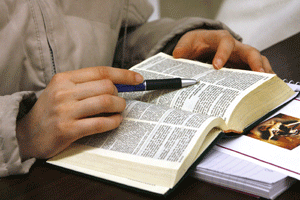 un hombre lee la Biblia