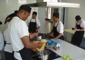 jóvenes inmigrantes en un curso de cocina