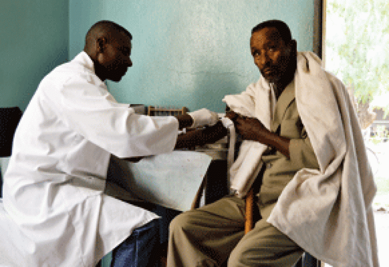 médico en Etiopía campaña Manos Unidas 2012 sobre la salud