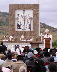 obispo oficia una misa al aire libre