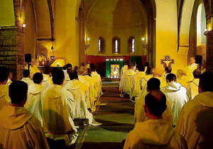 monjes religiosos rezan sentados en comunidad