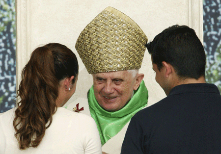 papa Benedicto XVI con dos jóvenes