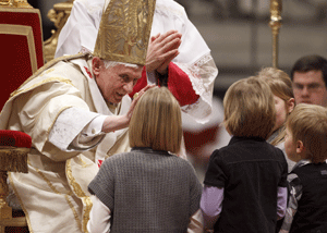 Papa con niños solemnidad de María