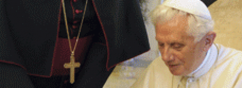 papa Benedicto XVI usando un iPad