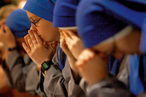 religiosas en grupo rezando