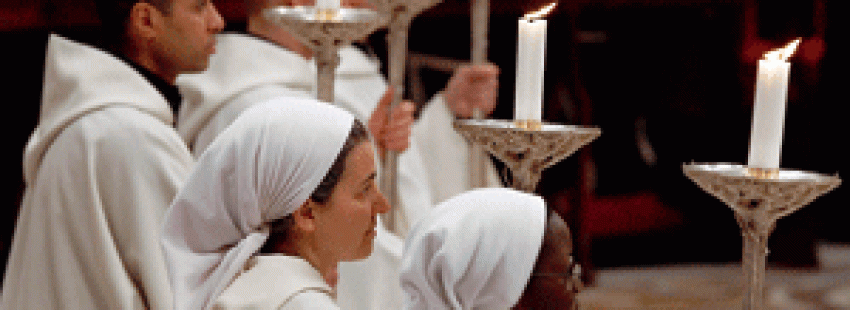 religiosos y religiosas portan velas