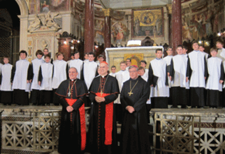 Cardenal Bertone con Lluís Martínez Sistach y abado Soler - Escolanía Montserrat en Roma