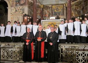 Cardenal Bertone con Lluís Martínez Sistach y abado Soler - Escolanía Montserrat en Roma