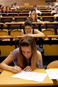 alumna estudiante en la escuela examen