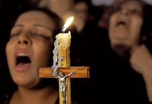 cristianos coptos de Egipto rezando