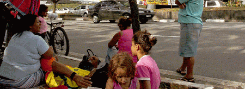 Informe Foessa 2012 - familia en la calle desahuciada