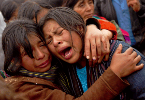 dos mujeres gritando llorando en Guatemala
