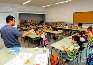profesor con niños pequeños educación escuela
