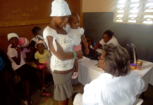 Manos Unidas Haití programa de salud mujer con bebé