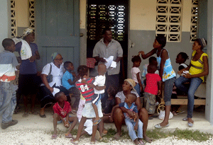 Manos Unidas Haití programa de salud niños jugando