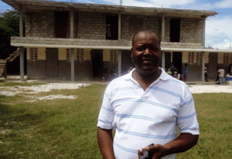 Manos Unidas Haití programa de salud Julien Nely ante el dispensario