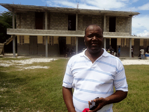 Manos Unidas Haití programa de salud Julien Nely ante el dispensario 