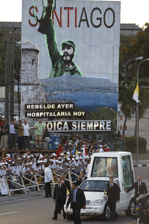 Benedicto XVI en Cuba cartel con mensaje revolucionario