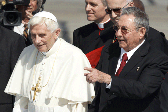 Benedicto XVI en Cuba bienvenida con Raúl Castro