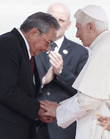 Benedicto XVI en Cuba saluda al presidente Raúl Castro llegada Santiago
