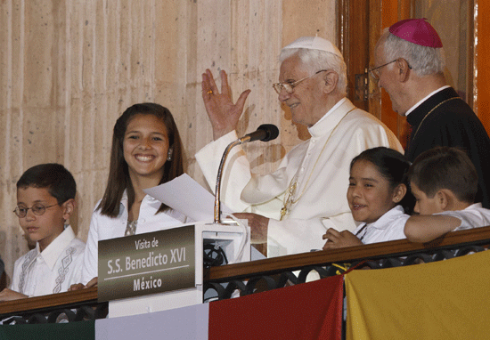 Benedicto XVI saluda a los niños en la Plaza de la Paz en México