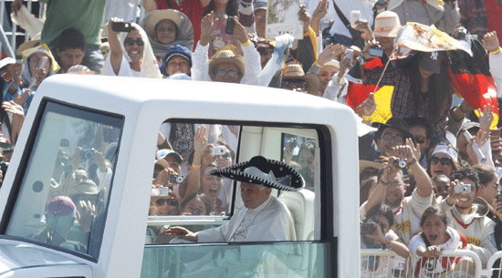 Benedicto XVI en México con sombrero charro parque del bicentenario