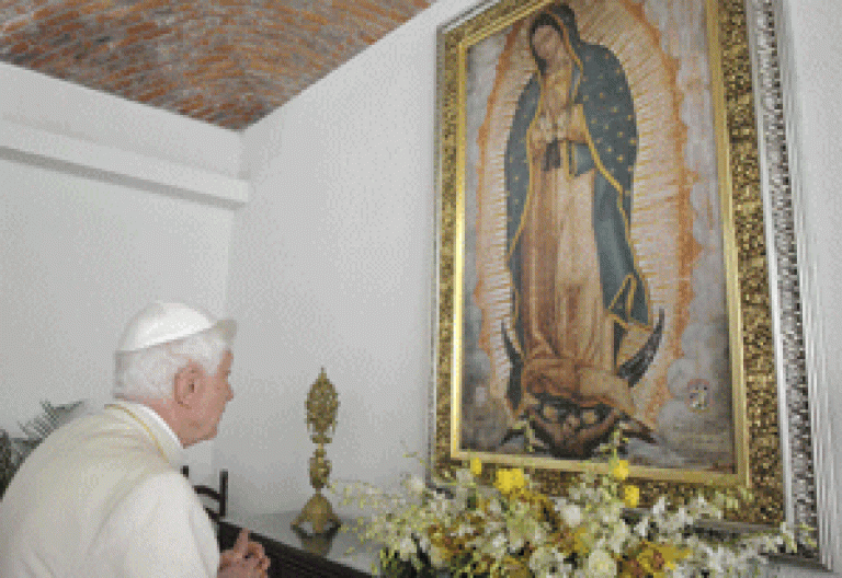Benedicto XVI rezando ante la Virgen de Guadalupe en México