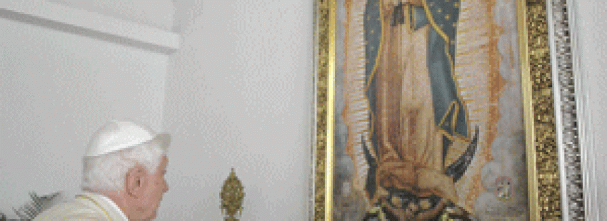 Benedicto XVI rezando ante la Virgen de Guadalupe en México