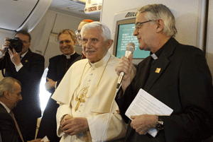 Benedicto XVI en el vuelo papal viaje a México