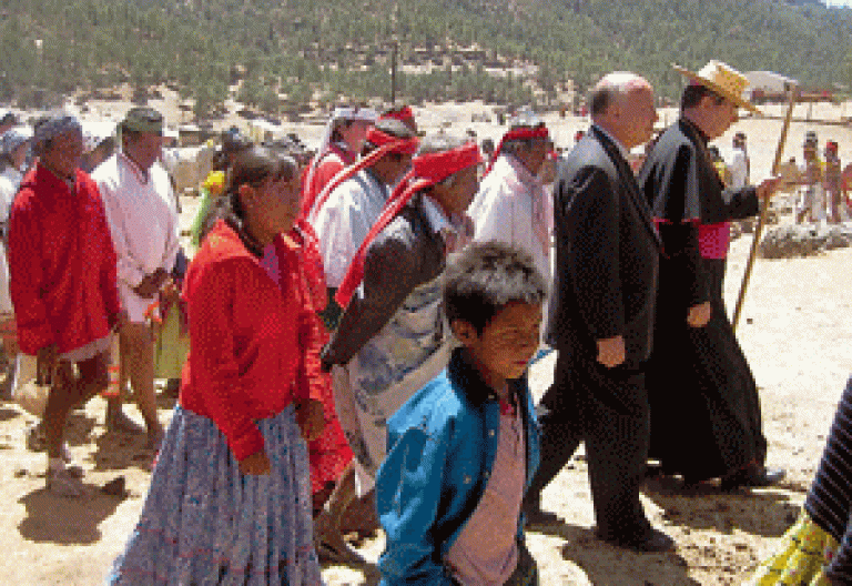 El obispo Rafael Sandoval visita la zona de la Sierra Tarahumara
