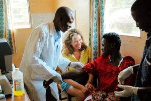 médico Uganda trata paciente enfermo de sida