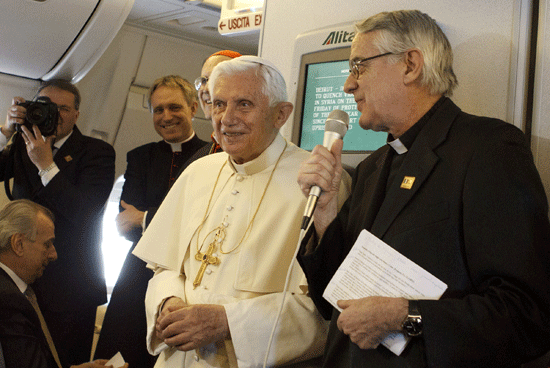 Benedicto XVI avión papal a México y Cuba respuestas a los periodistas
