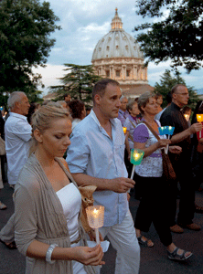 cristianos en una procesión llevan velas