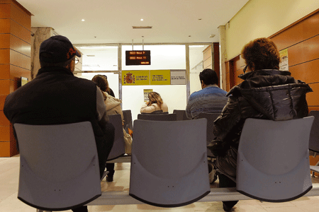 gente esperando en las oficinas del ministerio, crisis