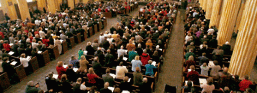 personas fieles cristianos asisten a misa en una iglesia
