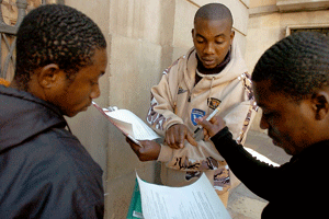inmigrantes rellenan los formularios para obtener los papeles