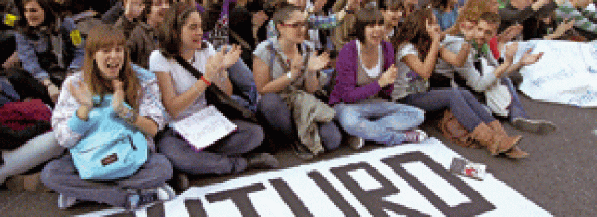 jóvenes hacen una protesta con una pancarta Futuro