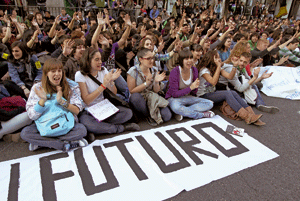 jóvenes hacen una protesta con una pancarta Futuro
