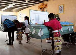 niños México frente a los ataúdes de sus padres asesinados