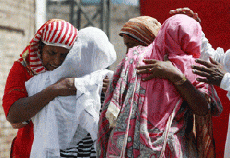 mujeres cristianas Pakistán llorando abrazadas