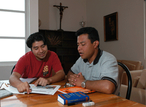 dos seminaristas de México estudiando