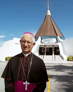 Agustín Román, obispo auxiliar emérito de Miami, murió en 2012