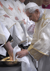 papa Benedicto XVI lava los pies el Jueves Santo 2012