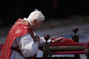 papa Benedicto XVI durante el Viernes Santo 2012