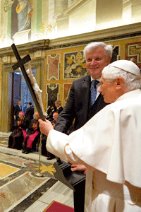 papa Benedicto XVI con Horst Seehofer, ministro presidente de Baviera