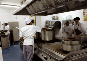 Cáritas Bilbao, programa empleo juvenil, trabajo en una cocina