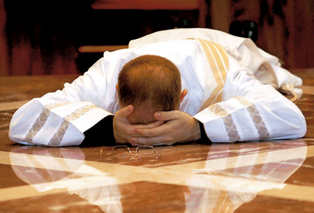 sacerdote tumbado en el suelo