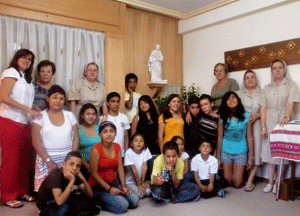 hermanas rogacionistas en un proyecto con niños inmigrantes